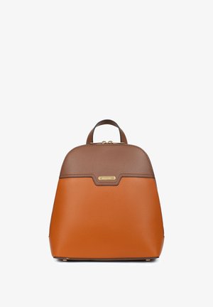 Bruine en oranje faux leren rugzak met een ronde bovenkant, gouden hardware en een klein handvat. Heeft een onderscheidend kleurblokontwerp.