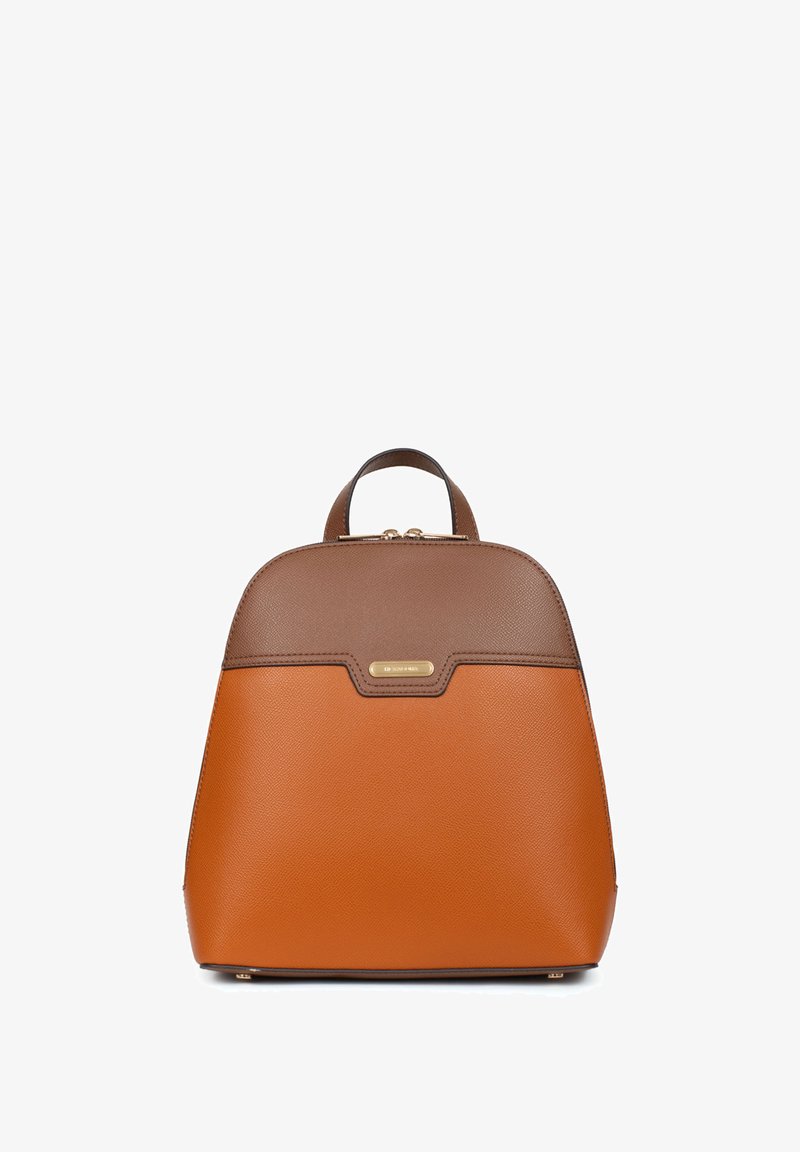 Sac à dos en simili cuir marron et orange avec un dessus arrondi, une quincaillerie dorée et une petite poignée. Présente un design distinct de blocs de couleur.