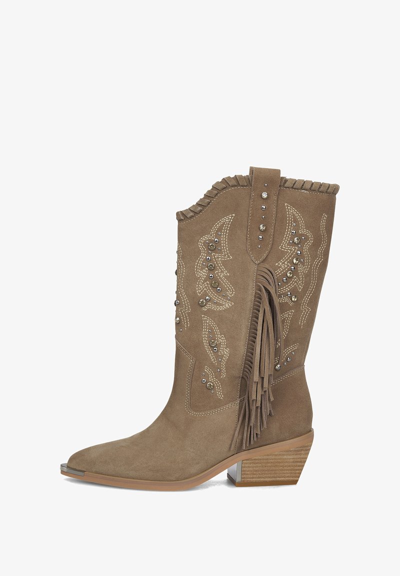 Botas de ante marrón hasta el tobillo con acentos cosidos, tachuelas plateadas, detalles de flecos y punta afilada. Tacón cuadrado con un diseño decorativo.