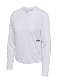 Weißes langärmeliges Sportshirt mit Rundhalsausschnitt und kleinem schwarzem Logo auf der Vorderseite links, aus strukturiertem Polyestergewebe.