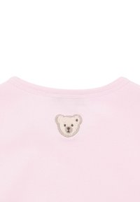 Lichtroze katoenen shirt met een kleine geborduurde berenkop op de rug, met een ronde hals en korte mouwen.