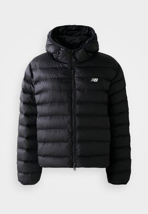 Chaqueta acolchada negra con capucha, con textura acolchada, cierre mediante cremallera y logo reflectante. Material suave y ligero.