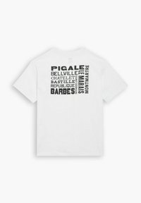 Vit bomull T-shirt med svart typografi på baksidan, som visar olika parisisk platser i olika teckensnittsstorlekar.