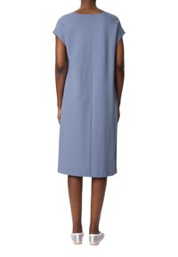 Blaues knielanges Kleid mit kurzen Ärmeln und geradem Schnitt. Es zeichnet sich durch ein minimales Design und eine glatte Stofftextur aus.