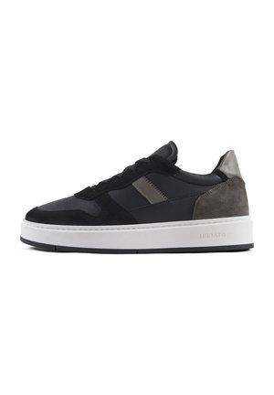 Zwarte sneakers van een combinatie van glad leer en suede. Voorzien van een witte rubberen zool, grijze accenten en een gevoerde kraag voor ondersteuning.