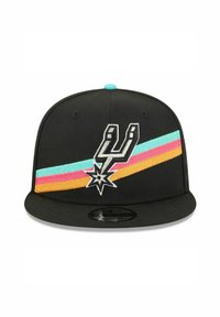 Schwarze enganliegende Kappe mit einem markanten gestickten Teamlogo und einem farbenfrohen Streifenmuster in Türkis, Pink und Orange.