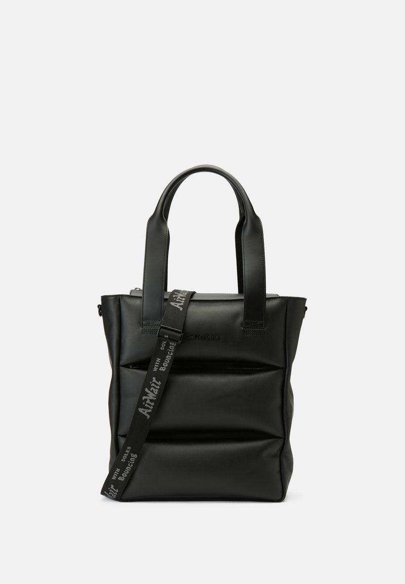 Saco tote preto feito de material sintético suave, apresentando duas alças robustas e uma alça removível com logótipo, além de um bolso com fecho.