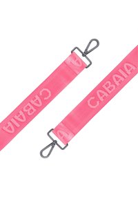 Sangle en tissu rose vif avec des clips pivotants en métal à chaque extrémité, arborant le mot "CABAIA" tissé en lettres blanches.