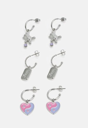 Conjunto de quatro brincos: dois brincos de argola em prata com pendentes de urso, um com uma gema roxa; dois com um design de coração yin-yang em rosa e azul.