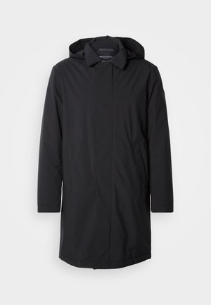 Černý nepromokavý kabát s kapucí, rovného střihu, se dvěma bočními kapsami a předním zapínáním na druky. Hladký povrch a minimalistický design.