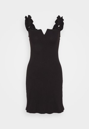 Abito bodycon nero con scollatura a V, spalline arricciate e silhouette aderente. Tessuto morbido con orlo leggermente curvato sul fondo.