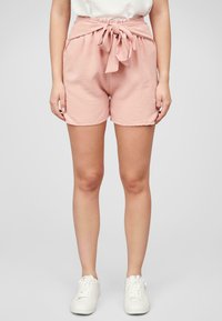 Shorts roses en tissu texturé avec une taille élastique et un détail de nœud à l'avant. Comprend des poches latérales et une coupe décontractée.