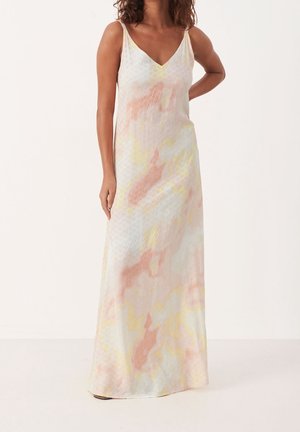 Vrouw draagt een mouwloze, tot op de vloer lengte jurk met een V-hals en een zacht pastel abstract patroon in roze, geel en witte tinten.