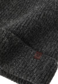 Ciemnoszara dzianinowa czapka z wełny, z prążkowaną fakturą i małą brązową skórzaną metką z emblematem niedźwiedzia.