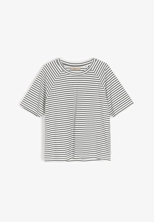 Koszulka bawełniana z okrągłym dekoltem, krótkimi rękawami raglanowymi i poziomymi czarno-białymi paskami. Miękka tekstura, brak widocznych elementów metalowych.