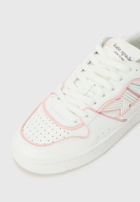 Adidași albi cu un superior din piele netedă, cu accente roz și detalii perforate, vârf rotunjit și sistem de prindere cu șireturi.