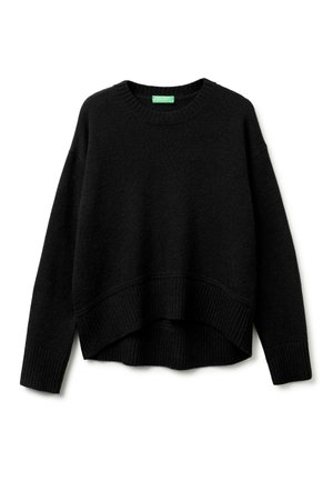 Suéter negro de punto con cuello redondo, que presenta un dobladillo asimétrico y puños acanalados. Textura suave, ajuste casual y diseño minimalista.