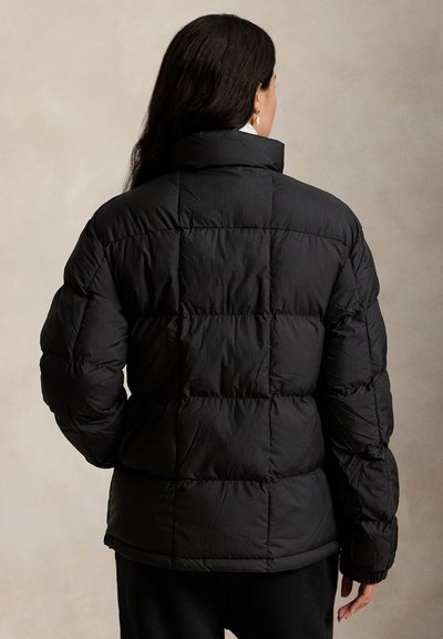 Juoda pūkinė striukė su aukštu apykakliu, siuvinėtu raštu ir ilgomis rankovėmis. Paprasto dizaino, lygus paviršius ir be matomo metalinio detalių.