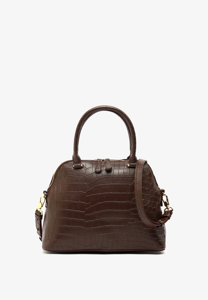 Sac à main en simili-crocodile marron, avec une forme structurée, des poignées doubles et une bandoulière détachable. Des accessoires en métal doré rehaussent le design.