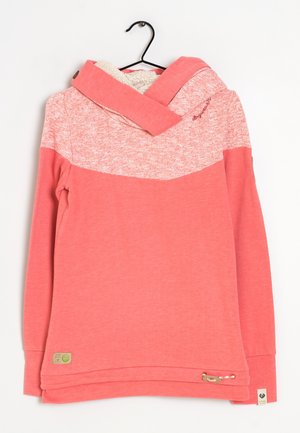 Koralowy różowy hoodie z długim rękawem, z teksturowaną górną częścią, kapturem podszytym polarem oraz małymi materiałowymi metkami w pobliżu dolnego brzegu i mankietu, wiszący na czarnym wieszaku.