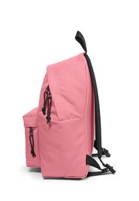 Růžový látkový batoh se strukturním tvarem, vybavený černými akcenty, nastavitelnými popruhy, bočními kapsami a stahovacími uzávěry.