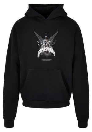 Czarna bluza z kapturem z przednią kieszenią w kształcie kangura, z grafika przedstawiającą postać ze skrzydłami oraz tekstem w białym i szarym kolorze. Materiał mieszanka bawełny.