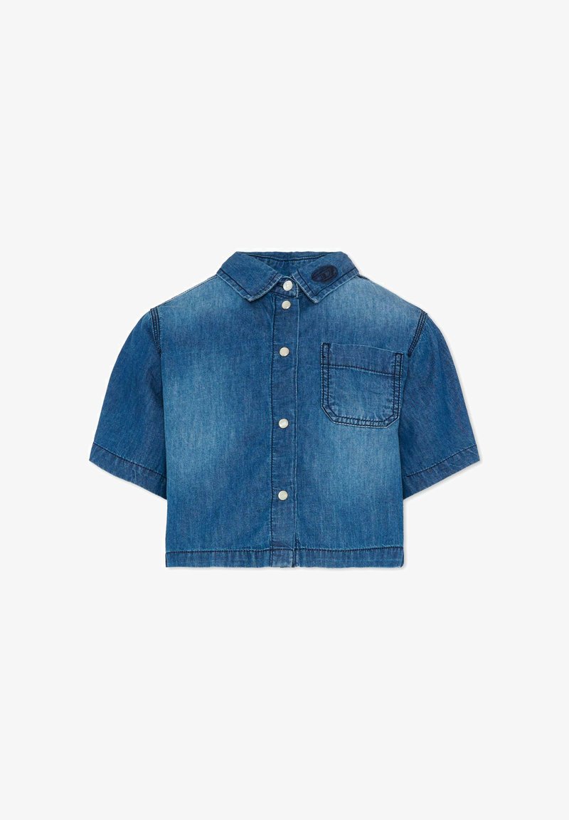 Chemise en denim à manches courtes avec boutons à l'avant, une poche poitrine unique et un col classique, présentée à plat sur fond blanc.