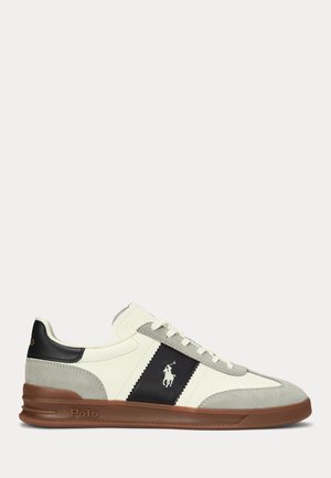 Polo Ralph Lauren, HERITAGE AERA LEATHER SUEDE SNEAKER UNISEX - Sportcipő - white/black/soft grey