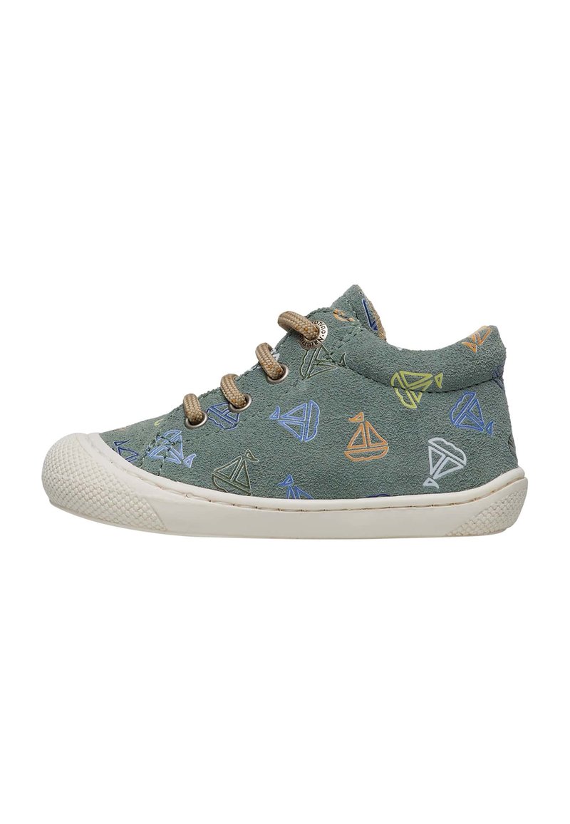 Sneaker high-top verde in suede con un motivo di vela blu, giallo e arancione. Lacci beige e suola in gomma bianca testurizzata.