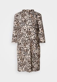 Luipaardprintjurk in beige en bruin tinten, met een hoge halslijn, driekwart mouwen en twee voorkruiszakken. Gladde stoftextuur.