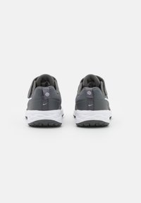 Nike Performance NIKE REVOLUTION 6 (PSV) - Sapatos para corrida em estrada - iron grey/white/smoke grey