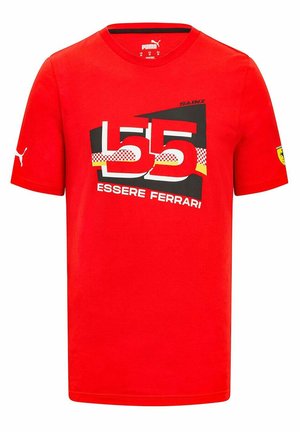 Czerwona bawełniana koszulka T-shirt z dużą czarno-białą grafiką przedstawiającą "55" oraz napisem "ESSERE FERRARI". Logo na rękawie, klasyczny dekolt.