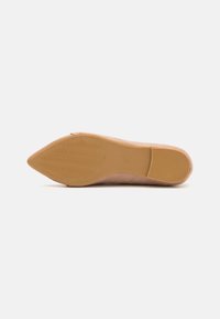 Roze suède hoge hak schoen met een spitse neus en een gestructureerde beige rubberen buitenzool met groeven voor grip. Maat 37 gemarkeerd op de zool.