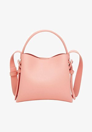 Sac à main en cuir rose au toucher lisse, avec un haut courbé, deux options de poignées et un design minimaliste mettant en valeur une silhouette épurée.