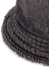 Cappello a secchiello grigio realizzato in tessuto testurizzato con bordo sfrangiato. Presenta un motivo trapuntato e un design morbido e flessibile.