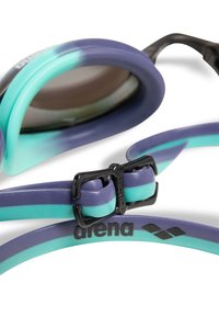 Zwembril met donkere lenzen, zachte siliconen montuur in aqua en paars, met een zwarte verstelbare band met logodetail.