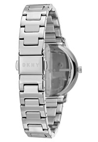 Orologio da polso in metallo argento con finitura lucida, dotato di bracciale a maglie, quadrante rotondo e logo "DKNY" embossato sulla chiusura.