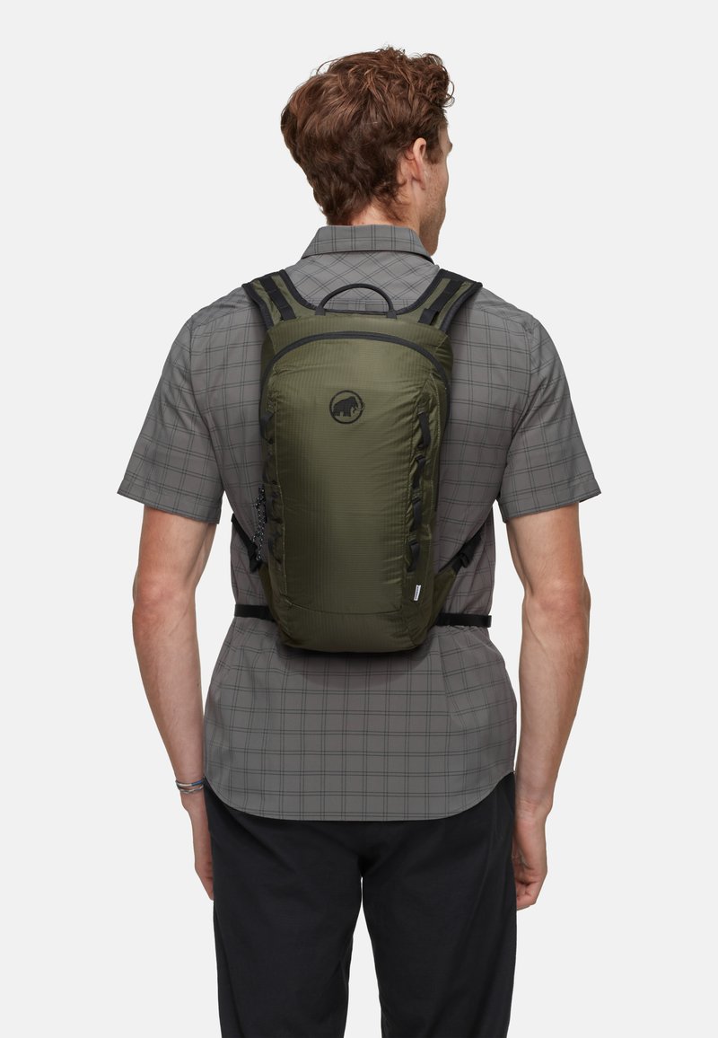 Grüner, leichter Rucksack mit schlichtem Design, verstellbaren Trägern und einem Frontlogo. Strukturiertes Material mit einem Reißverschlussfach.