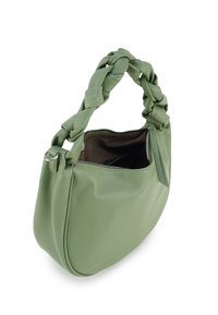 Grüne Ledertasche mit geflochtenem Griff, abgerundeter Form, Reißverschluss und strukturierter Oberfläche. Das Innenfutter besteht aus einem dunkleren Material.