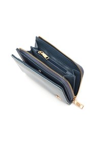Portafoglio in pelle blu con più scomparti, cerniere dorate e una finitura testurizzata. Presenta una tasca con cerniera e due sezioni aggiuntive.