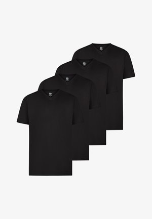 Vier schlichte schwarze V-Ausschnitt T-Shirts mit kurzen Ärmeln, in einer gestuften, überlappenden Anordnung auf weißem Hintergrund.