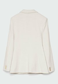 Blazer texturé de couleur crème vu de dos avec manches longues et trois boutons dorés sur chaque poignet.