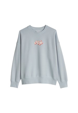 Sweat-shirt bleu clair à col ras du cou avec manches longues et inscription « Mop » en lettres blanches et oranges centrée sur la poitrine.