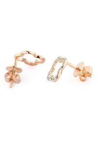 Rožių aukso spalvos auskarai su abstrakčia kilpos formos konstrukcija ir tekstūruota paviršiaus struktūra. Vienas auskaras puoštas skaidriais akmenukais palei kraštą.