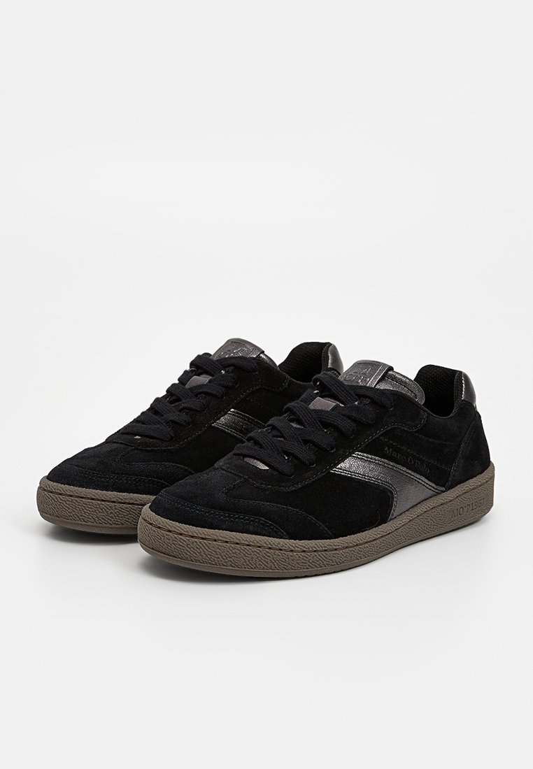 Schwarze Wildledersneaker mit grauen Akzenten, strukturierten Gummisohlen und runden Schnürsenkeln. Verfügt über ein schlankes Design und ein dezentes Logo an der Seite.