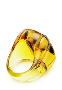Djärv gul akrylring med en slät, glänsande yta, med en tjock, böjd design och en distinkt fasetterad toppdetalj.