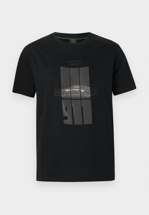 Μαύρο μπλουζάκι με γραφικό Porsche 911 σε γκρι, που απεικονίζει πλευρική όψη του αυτοκινήτου και το κείμενο "Porsche BOSS" πάνω από το σχέδιο.