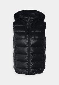 Czarna pikowana kamizelka z kapturem o błyszczącym wykończeniu, wyposażona w zamek błyskawiczny z przodu, regulowane sznurki i szczegóły we wzór pikowania.