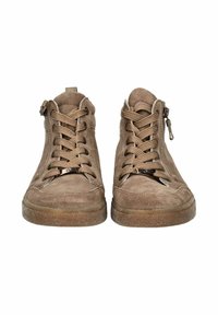 Baskets montantes en suède marron avec un système de laçage à l'avant, des zips sur les côtés et des semelles en caoutchouc texturées. Comprend des accents métalliques sur la zone de laçage.