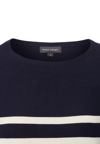 Granatowy sweter z okrągłym dekoltem, z białymi poziomymi paskami. Metka pokazuje "Franco Callegari", rozmiar "S". Tkany materiał o teksturze.